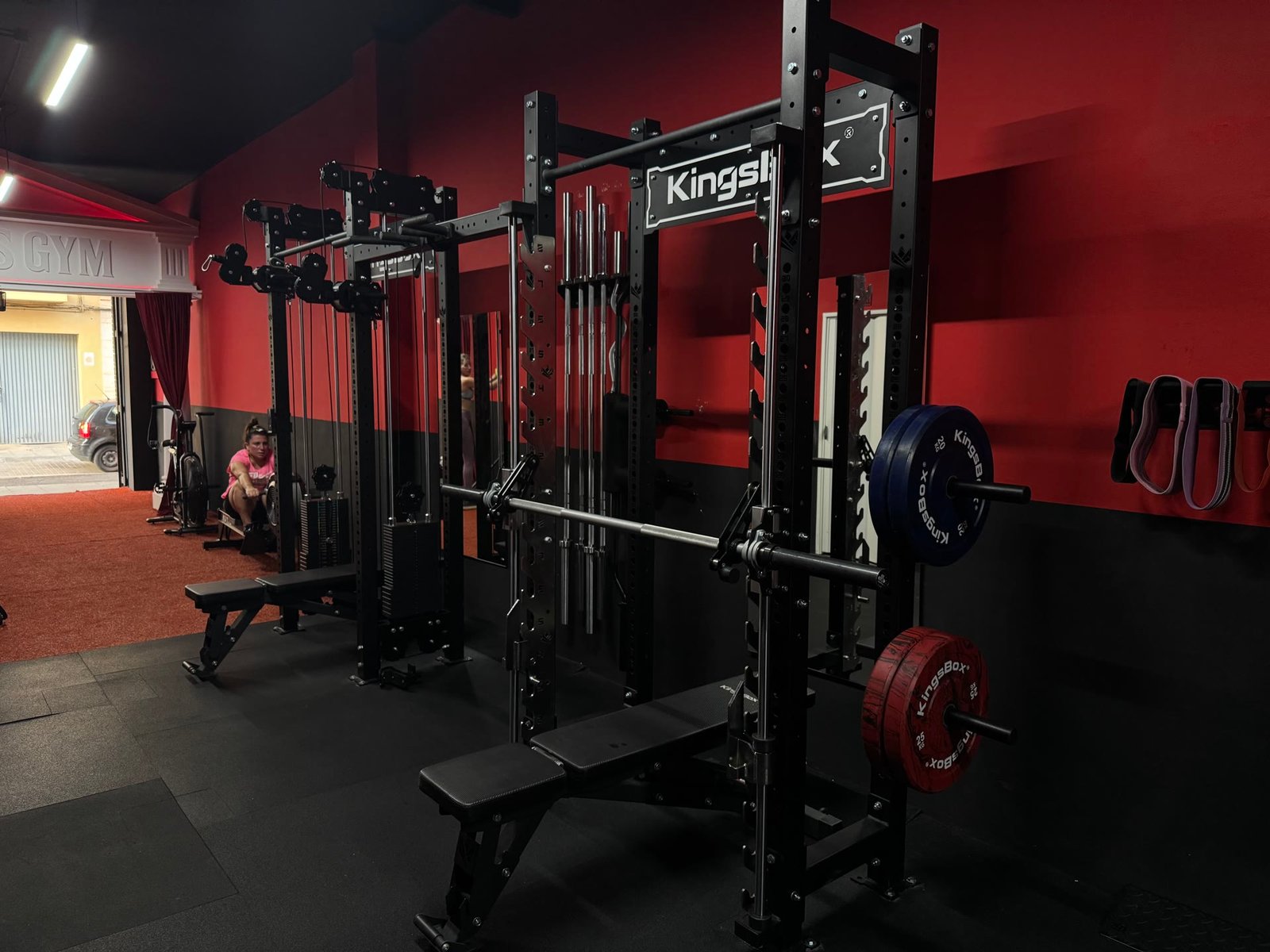 Sala principal de Ethos Gym con racks y material de entrenamiento